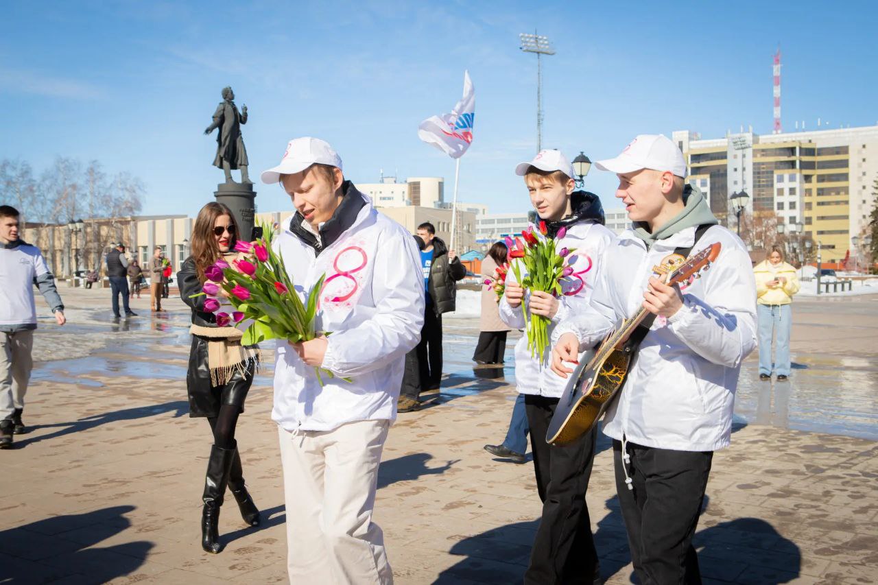 В Курске в день 8 марта в центре города дарили цветы