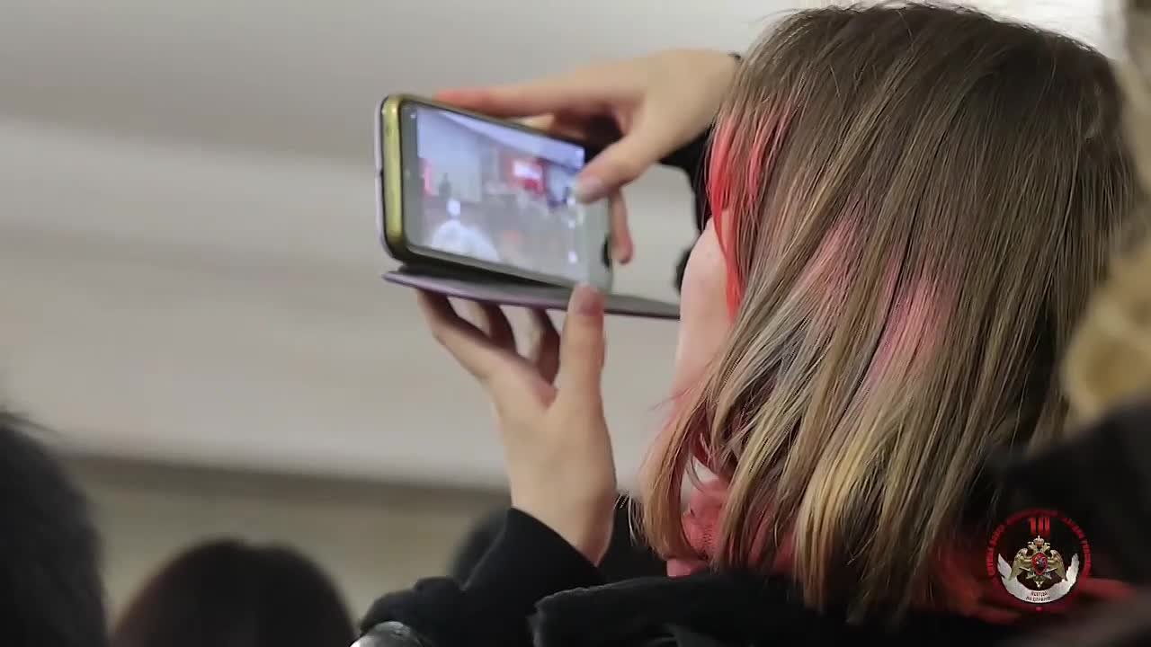 Военный оркестр Центрального округа Росгвардии традиционно поздравил пассажирок столичного метро с Международным женским днём