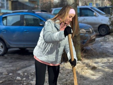 Активисты и рабочие вместе очистили пешеходную зону на улице Мирной в Курске