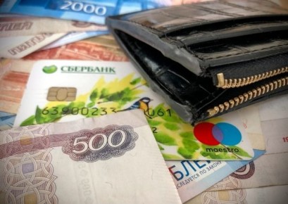 Курянка лишилась трех детей, потратив их пенсии