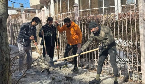 В Курске спортсмены и дорожники очистили пешеходную зону на Мирной