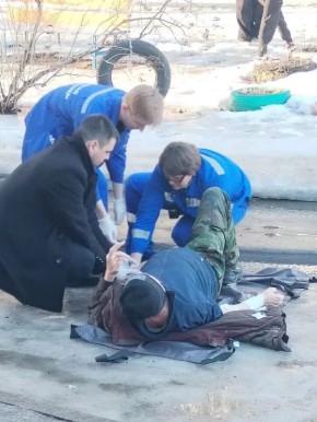 Курский спасатель оказал помощь мужчине с переломом на улице