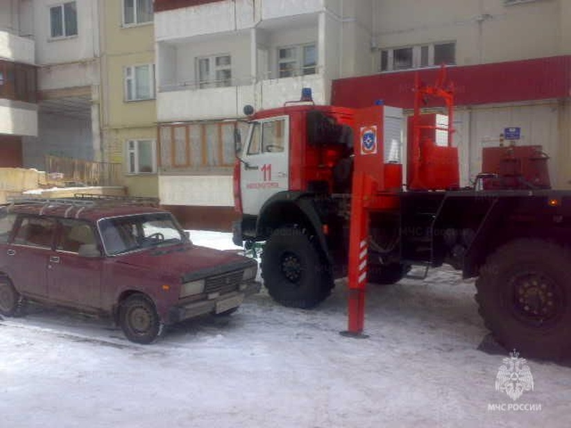 В Железногорске 16 человек тушили пожар на балконе в многоэтажном доме