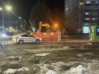 На кольце возле «Бумеранга» в Курске обвалился канализационный коллектор. На место оперативно прибыла аварийная бригада «Курскводоканала», сообщили в городской администрации