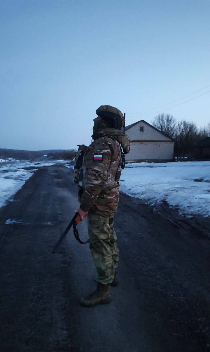 В Рыльском районе добровольцы бригады «БАРС-Курск», несущие службу по обеспечению безопасности в приграничных территориях, обеспечили прикрытие сотрудников электросетей во время ремонтных работ