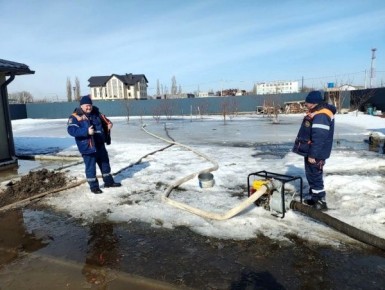 Под Курском спасатели ликвидировали угрозу подтопления жилых домов