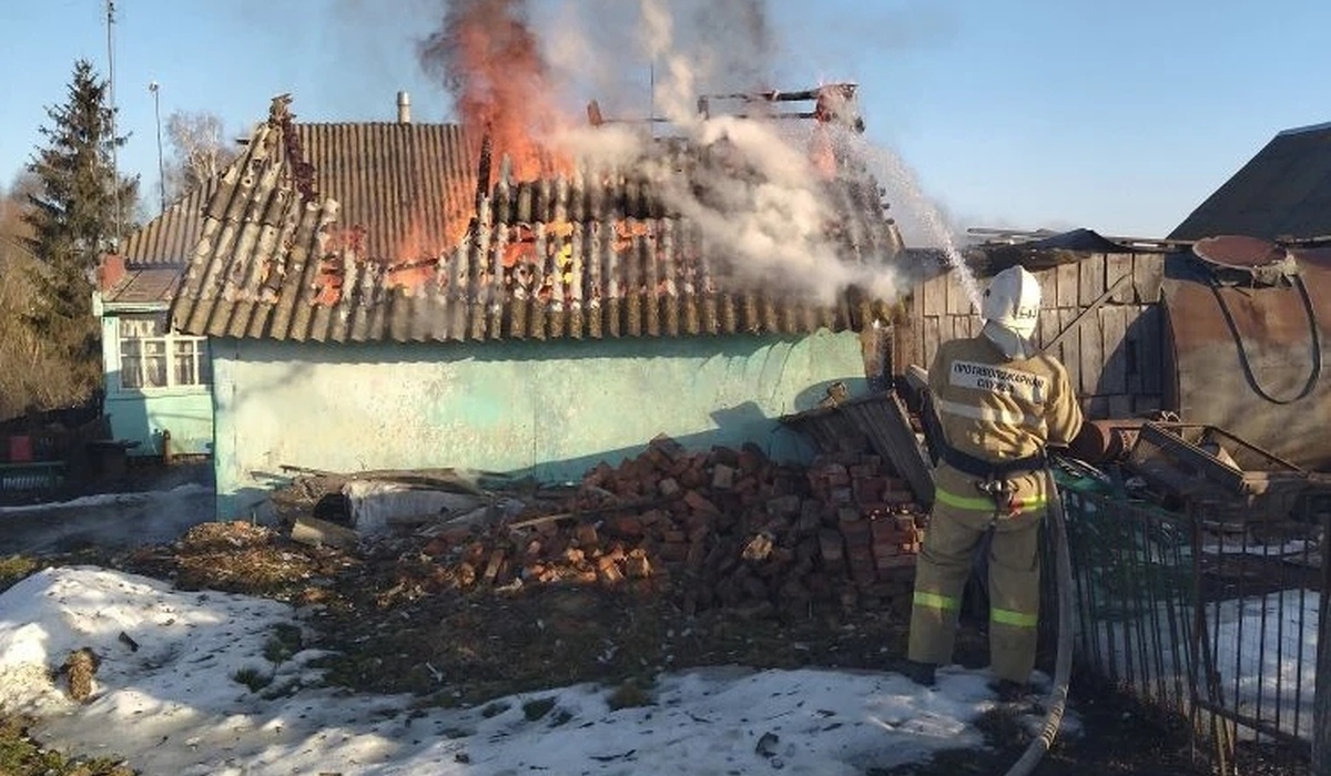 В Курской области утром 16 марта сгорел гараж в Хомутовском районе
