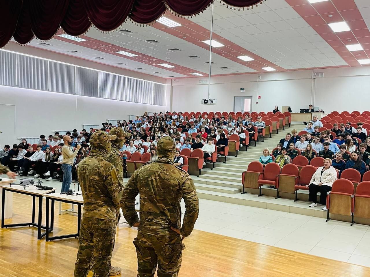 Курские школьники продолжают знакомиться с особенностями дронов
