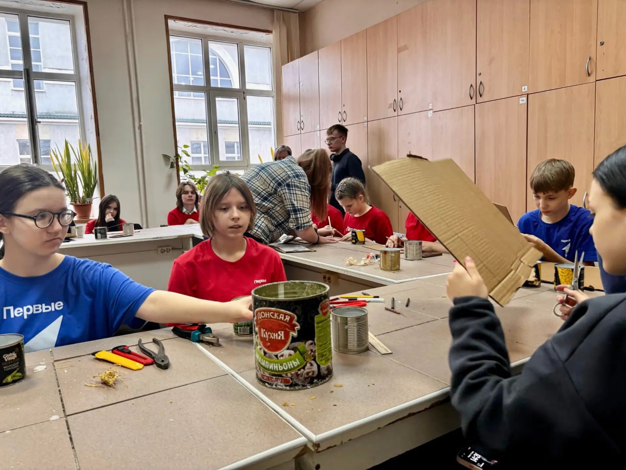 В Курске студенты изготовили окопные свечи для бойцов в зоне СВО