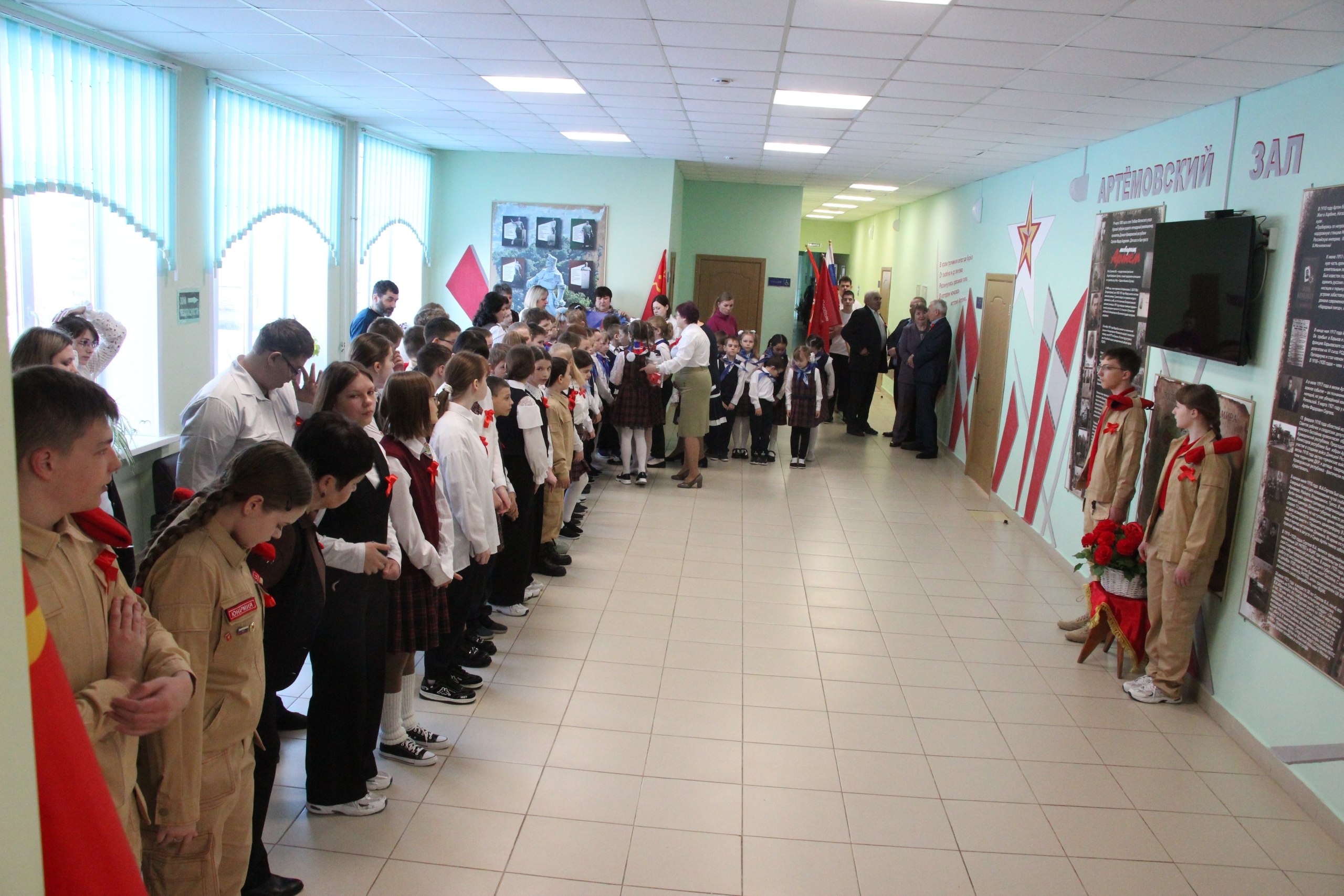 В Глебовской средней школе, носящей имя выдающегося политического деятеля Артёма (Фёдора Сергеева), 19 марта прошла торжественная линейка