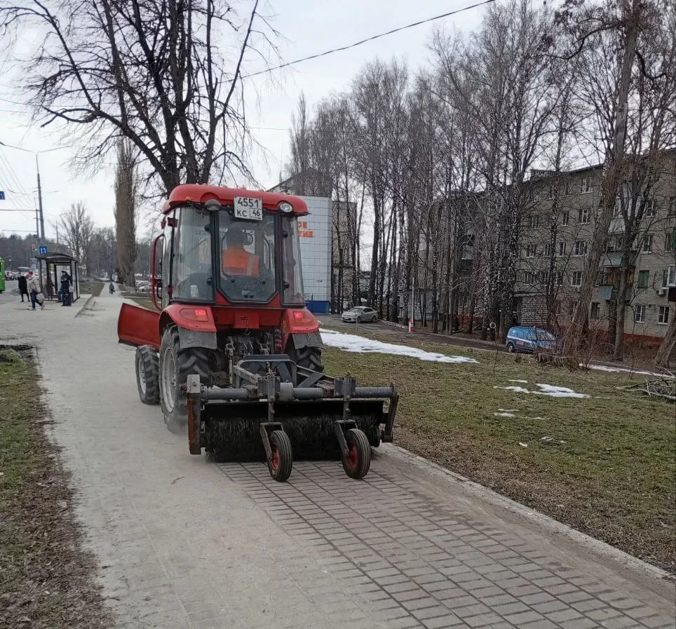 На Магистральной улице в Курске устраняют выбоины на дорогах