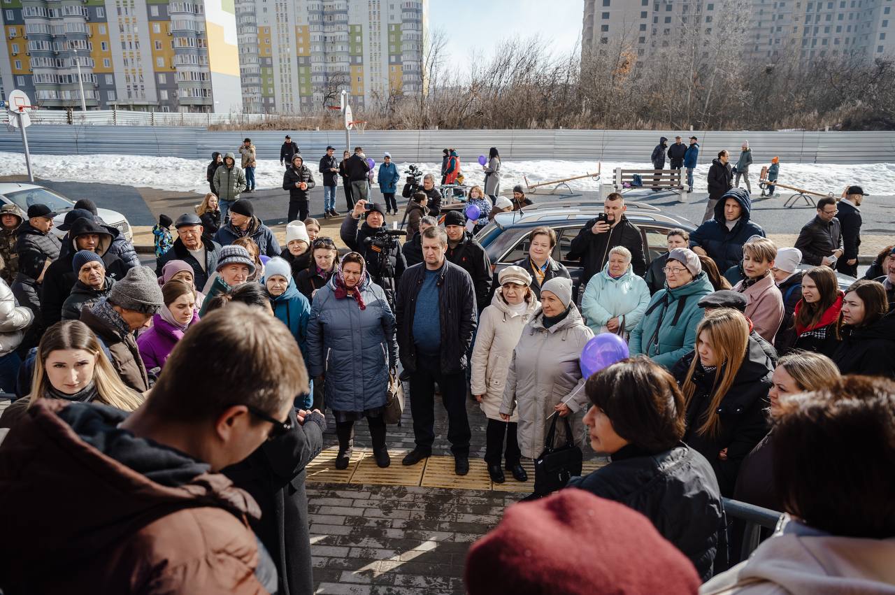 Александр Хинштейн: Сегодня дети-сироты из курского приграничья повторно получили ключи от новых квартир