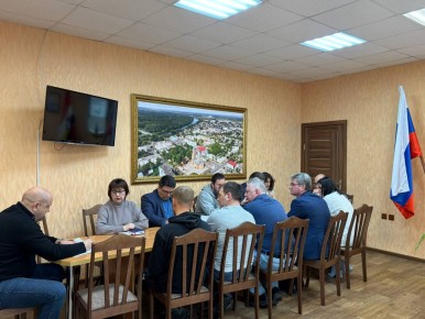 Министр ЖКХ и и ТЭК Курской области Александр Мулёвин 20 марта провел совещание по реализации проекта благоустройства во Льгове