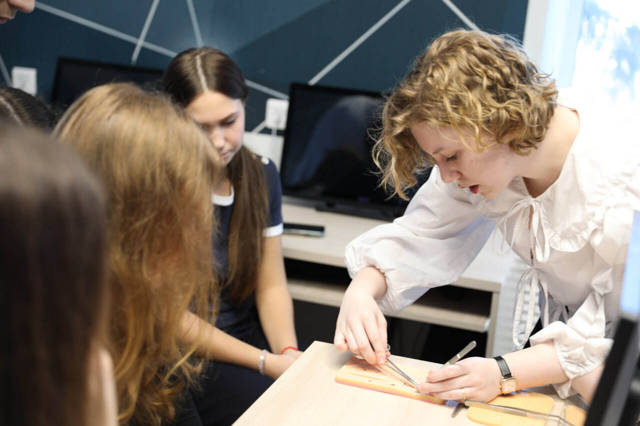 В Курской области реализуются занятия по программе «Юный хирург»