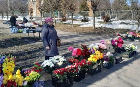 В Курске за торговлю пластмассовыми цветами на дороге оформили шесть протоколов