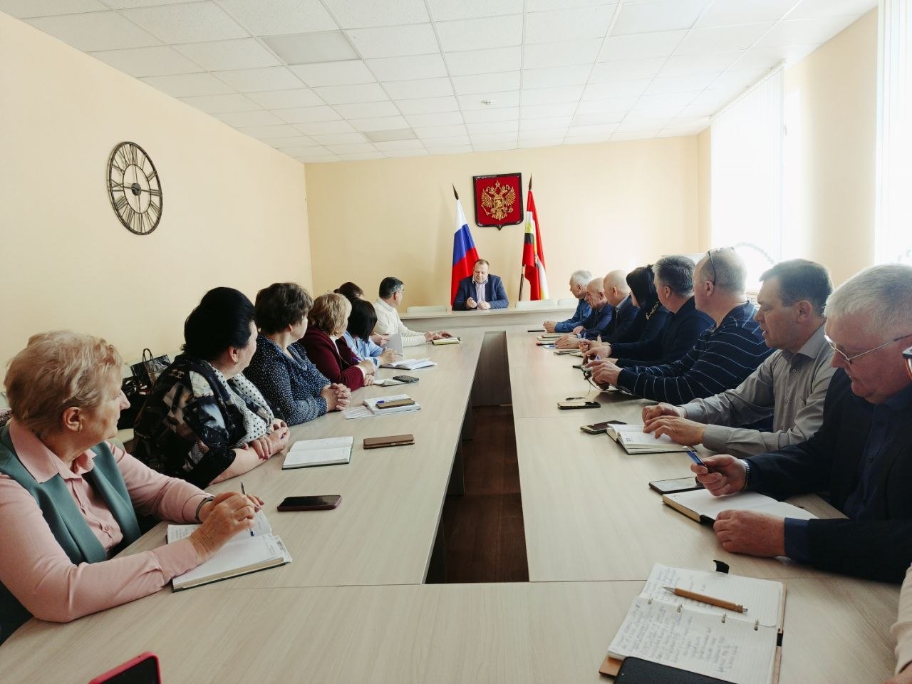 Сергей Цуканов: Понедельник начал с планёрки с главами муниципальных образований Фатежского района, на которой обсудили ряд важных вопросов, касающихся жизни нашего района: