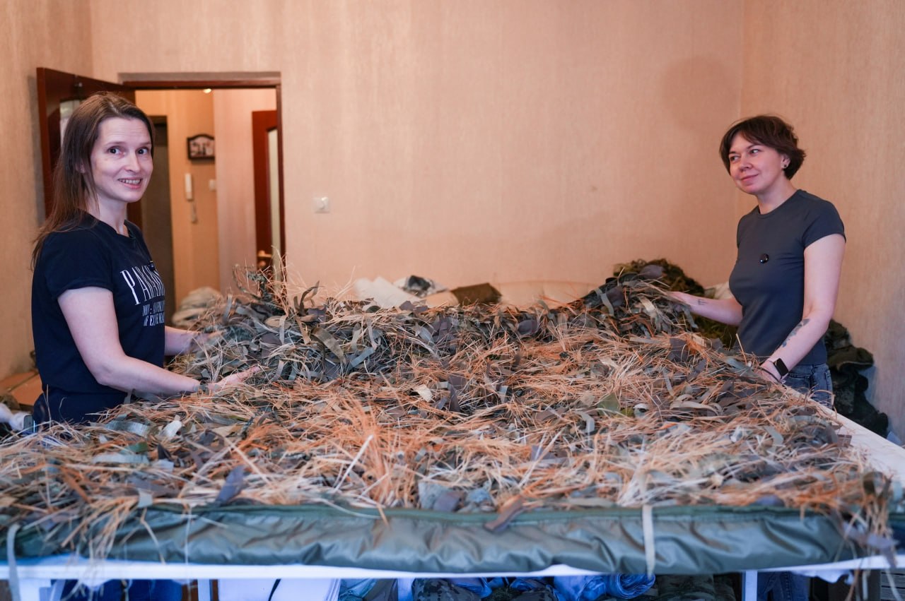 «Спасибо, дорогие девчонки, — говорит боец на видео, находящийся на передовой. — Благодаря сшитому вами антидроновому одеялу нам с товарищами удалось выжить!» Такие послания регулярно приходят участницам курского...