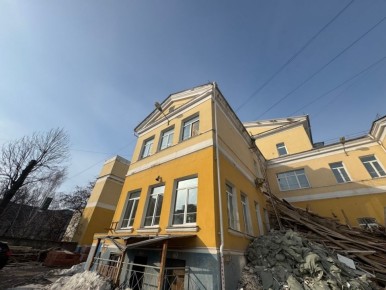 В Курске началась активная фаза ремонтно-реставрационных работ на объекте культурного наследия регионального значения «Здание роддома № 1, 1950-е гг.», расположенном на улице Ленина, 29