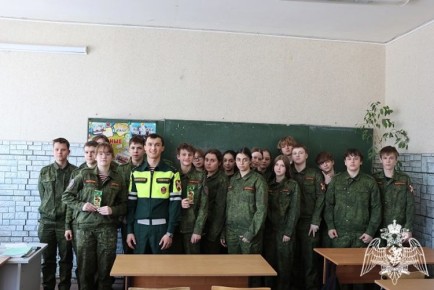 В Курске военный автоинспектор Росгвардии провел занятие с кадетами подшефного класса