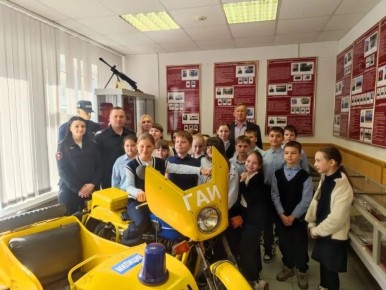 Сотрудники Госавтоинспекции совместно с ветераном службы провели для учеников МБОУ «СОШ имени Александра Невского» познавательную экскурсию в музее Госавтоинспекции