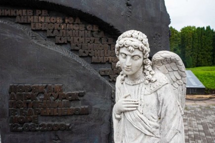 Евгений Маслов поблагодарил скульптора Николая Криволапова за любовь к Курску