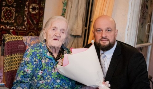 Курянка Зоя Лебедева отметила 100-летний юбилей в кругу семьи и мэра