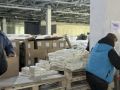 На Губернаторском складе областного центра сотрудники администрации города Курска продолжают принимать участие в формировании продуктовых наборов для вынужденных переселенцев из приграничных районов Курской области
