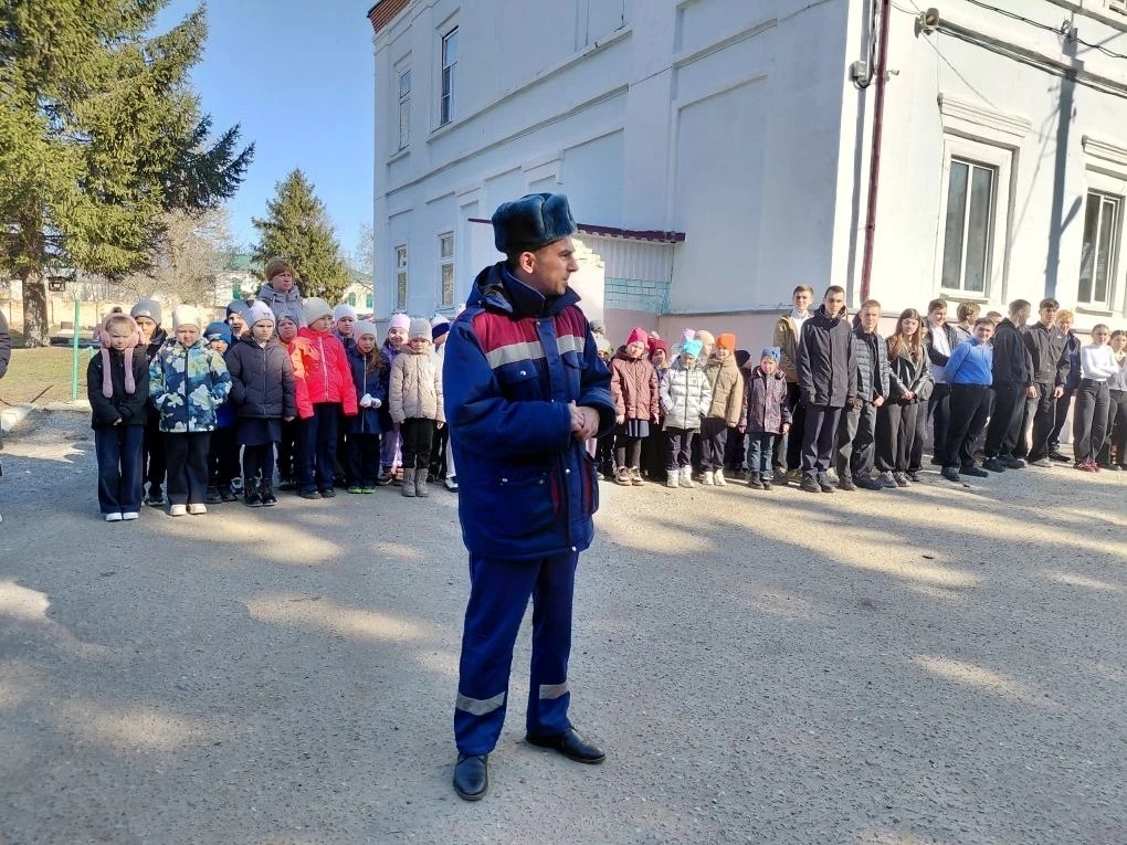 25 марта 2026 года в СОШ №1 инструктором противопожарной профилактики ПЧ Фатежского района Противопожарной службы комитета региональной безопасности Курской области проведена тренировка по эвакуации учащихся при пожаре