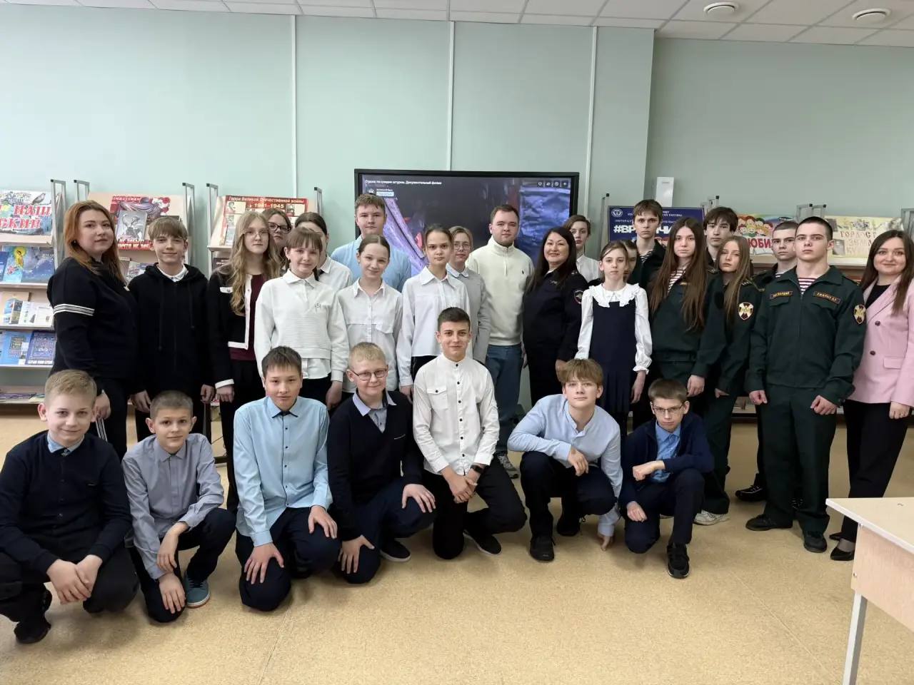 Учащиеся школы №60 имени героев Курской битвы посмотрели документальный фильм Никиты Третьякова «Суджа: по следам штурма»