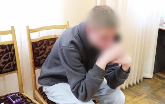 В Курске попался молодой расклейщик наркорекламы