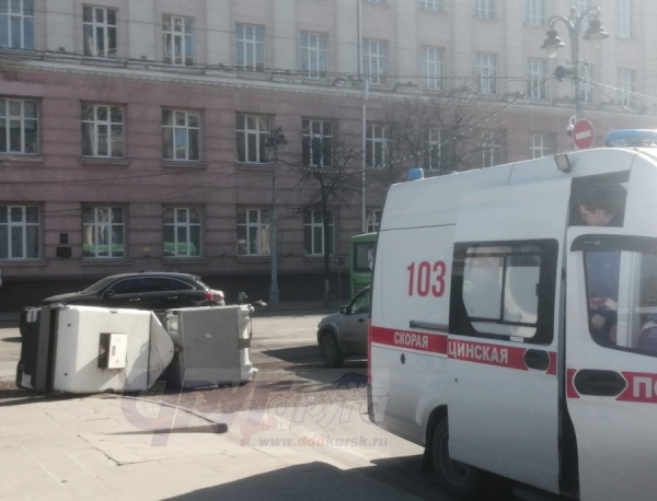 В центре Курска перевернулась спецмашина