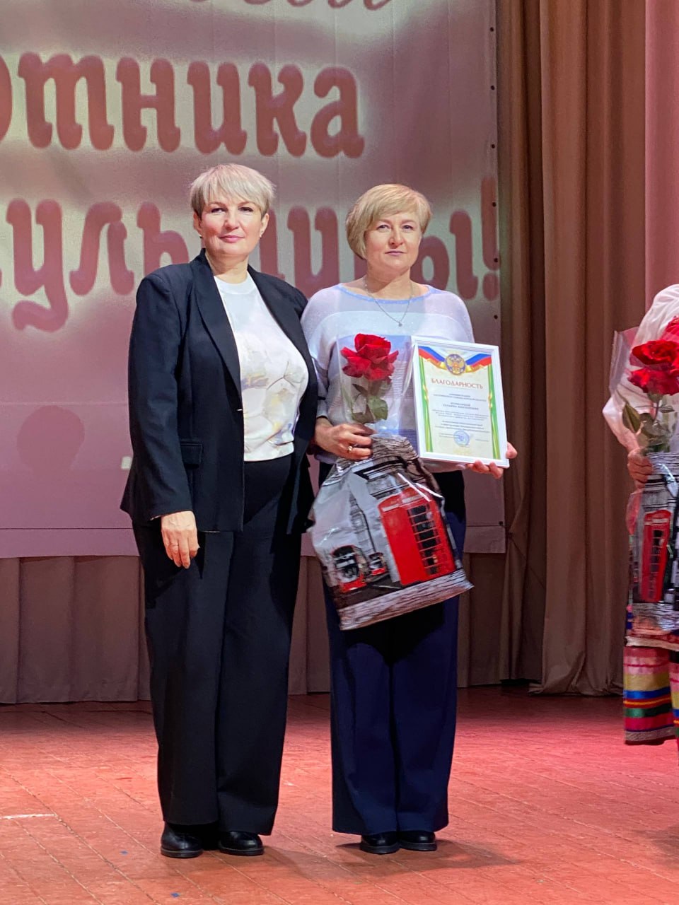 Нина Голубева: В рамках праздничных мероприятий ко Дню работника культуры, благодарностями Администрации Касторенского района сегодня были награждены отличившиеся сотрудники сферы культуры нашего района