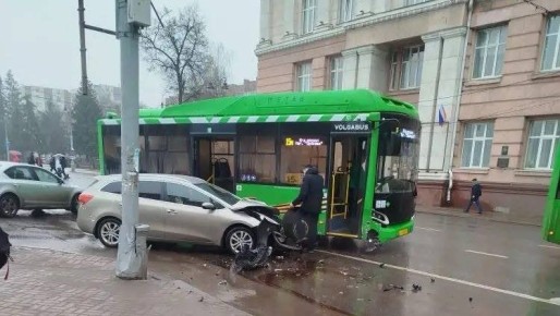 В Курске ДТП с автобусом и легковушкой у Драмтеатра затруднило движение