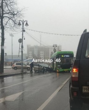 В центре Курска попал в аварию автобус