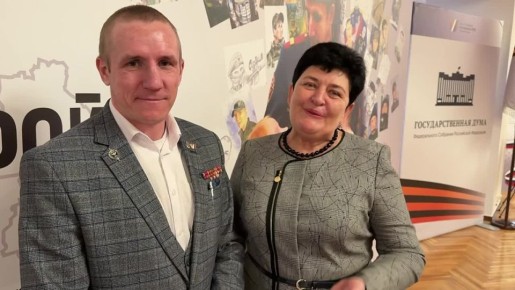 Ольга Германова: Друзья! Невероятная встреча сегодня состоялась у меня в Госдуме на выставке детских рисунков «Мой папа — герой»!