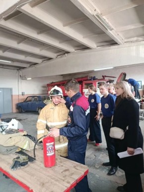 Работниками пожарной части Фатежского района Противопожарной службы комитета региональной безопасности проведена экскурсия для учащихся 6-7 классов Фатежской школы №1