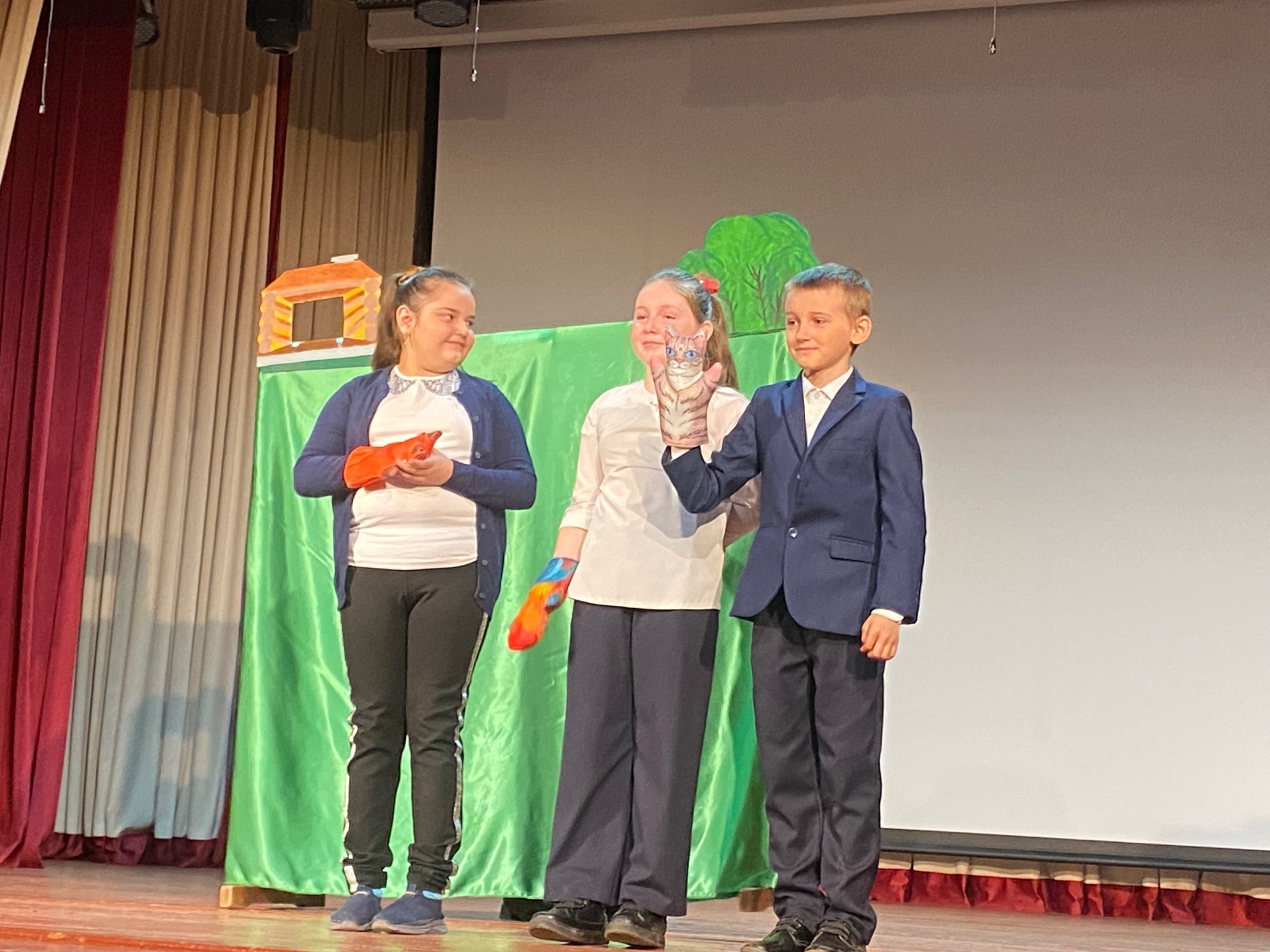 Финал муниципального смотра - конкурса школьных театров «Сказочное единство: театр дружбы народов России», посвященного Году единства народов России: эмоции, талант и аплодисменты!