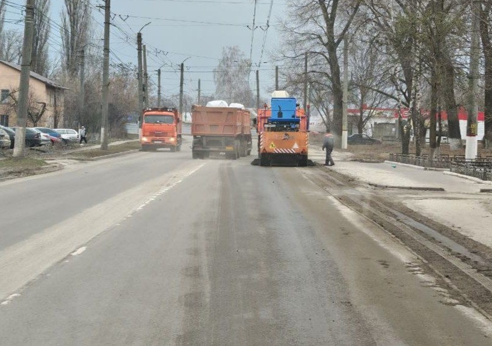 В Курске 77 человек и 48 спецмашин наводят порядок на городских улицах