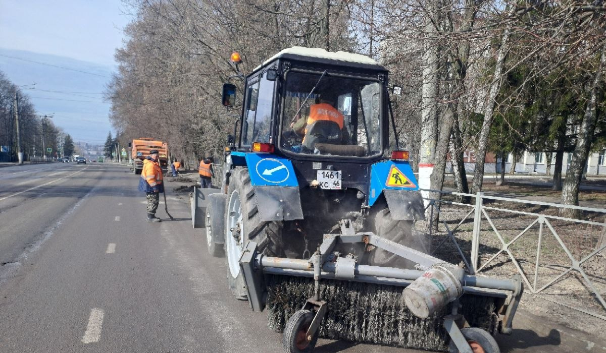 В Курске 78 рабочих задействованы в уборке улиц