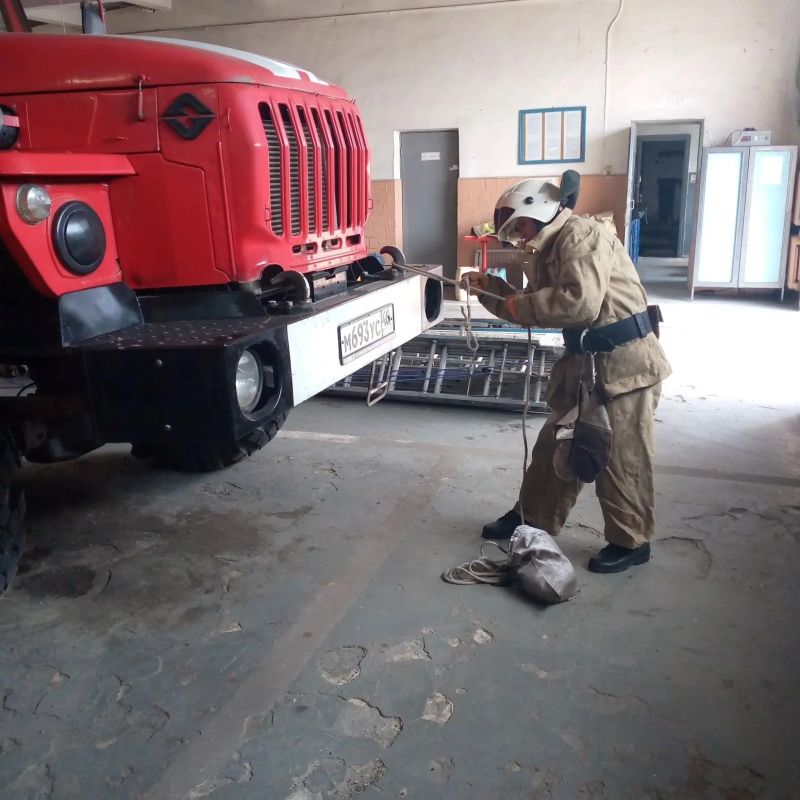 31.03.2026 в 9.00 огнеборцы ПЧ Фатежского района Противопожарной службы комитета региональной безопасности Курской области проводили сдачу квартальных зачетов по боевой подготовке