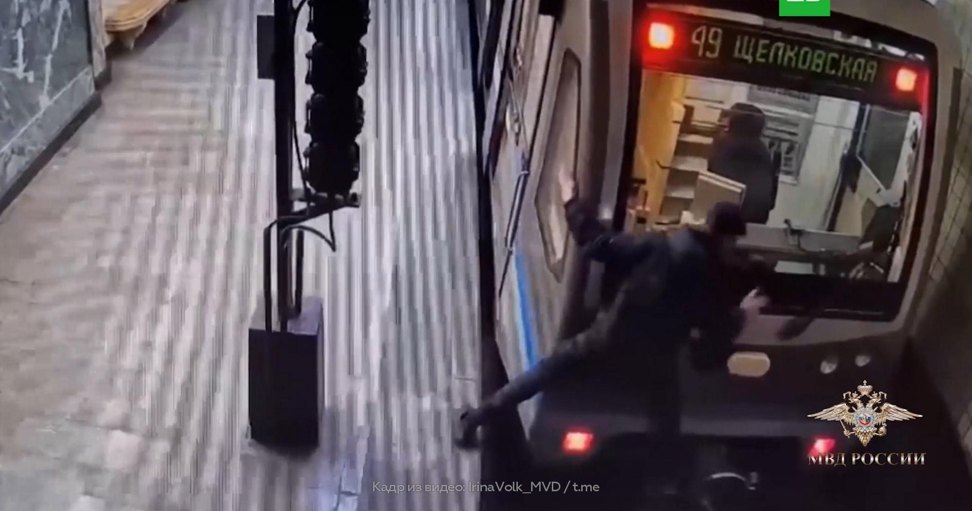 Москвич проехался между станциями метро на сцепке вагона