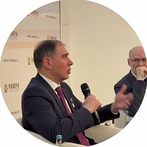 Екатерина Харченко: Сегодня в Президентской академии с моим большим другом, Героем России Сергеем Волковым приняли участие в форуме семейных династий