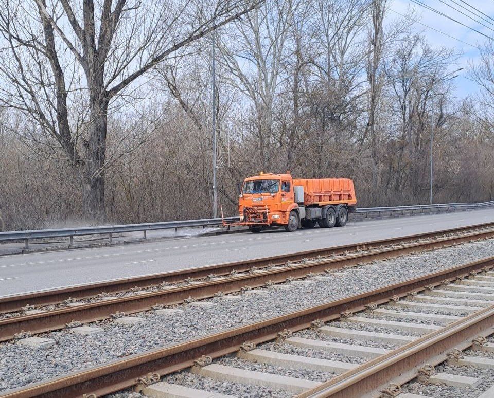 Подрядчики продолжают очищать дороги от песка, пыли и грязи, а также моют асфальт