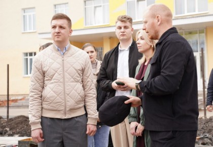 Председатель комитета молодежной политики Курской области Максим Щедрин вместе с директором областного Дворца молодежи Олесей Лазукиной, представителем «Движения первых» Кариной Птицыной и своим подшефным в рамках проекта...