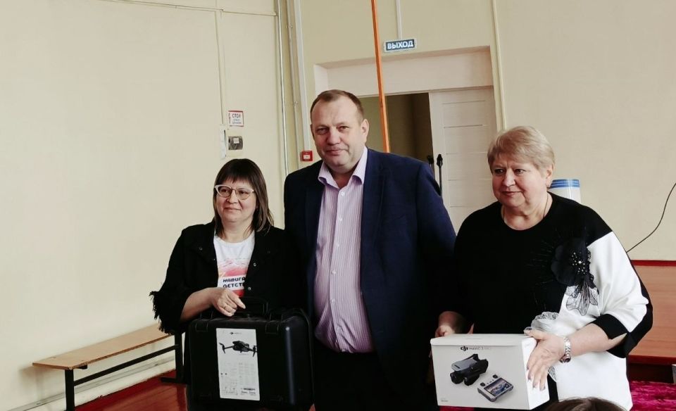 Сергей Цуканов: В рамках совещания руководителей образовательных учреждений, которое состоялось в Фатежской СОШ №2, передал два беспилотника в распоряжение школ