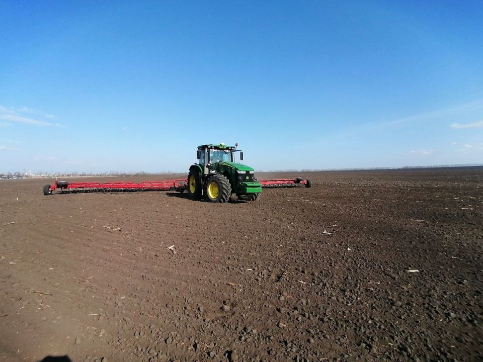 Николай Волобуев: Не смотря на сложную оперативную обстановку , земледельцы Беловского района приступили к весенне-полевым работам!