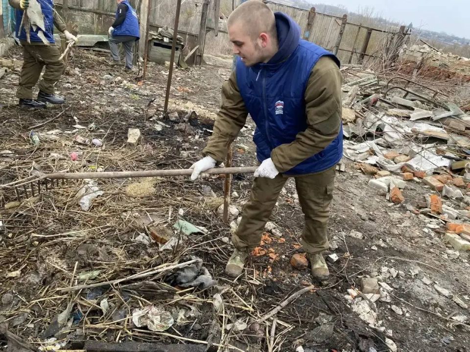 Игорь Кастюкевич: Волонтеры лагеря Единой России «Курский рубеж» приступили к разбору завалов на участке Валентины Кашиной в Рыльске