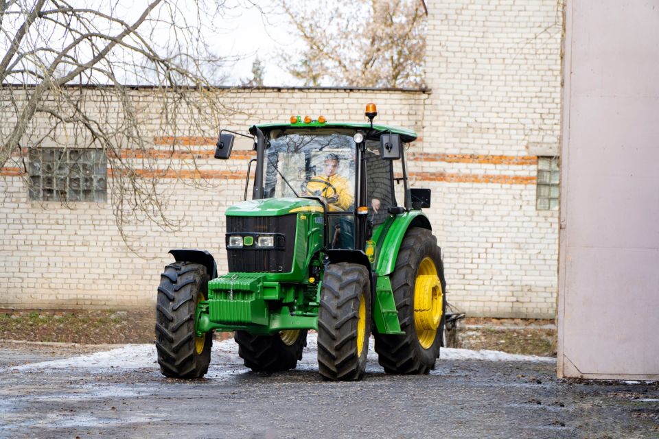 Теория в классе — практика на полигоне: будущие аграрии из курских агроклассов получают реальный опыт управления сельхозтехникой