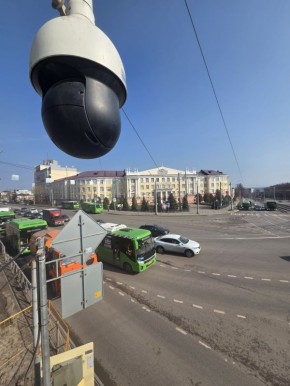 Курян предупреждают об установке на улице Карла Маркса, 2 камеры, которая фиксирует нарушения правил остановки и стоянки автомобилей