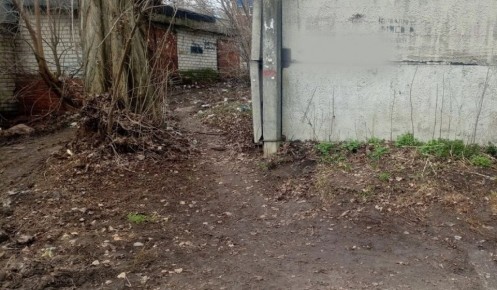 В Курске на улице Моковской убирают мусор около многоквартирных домов